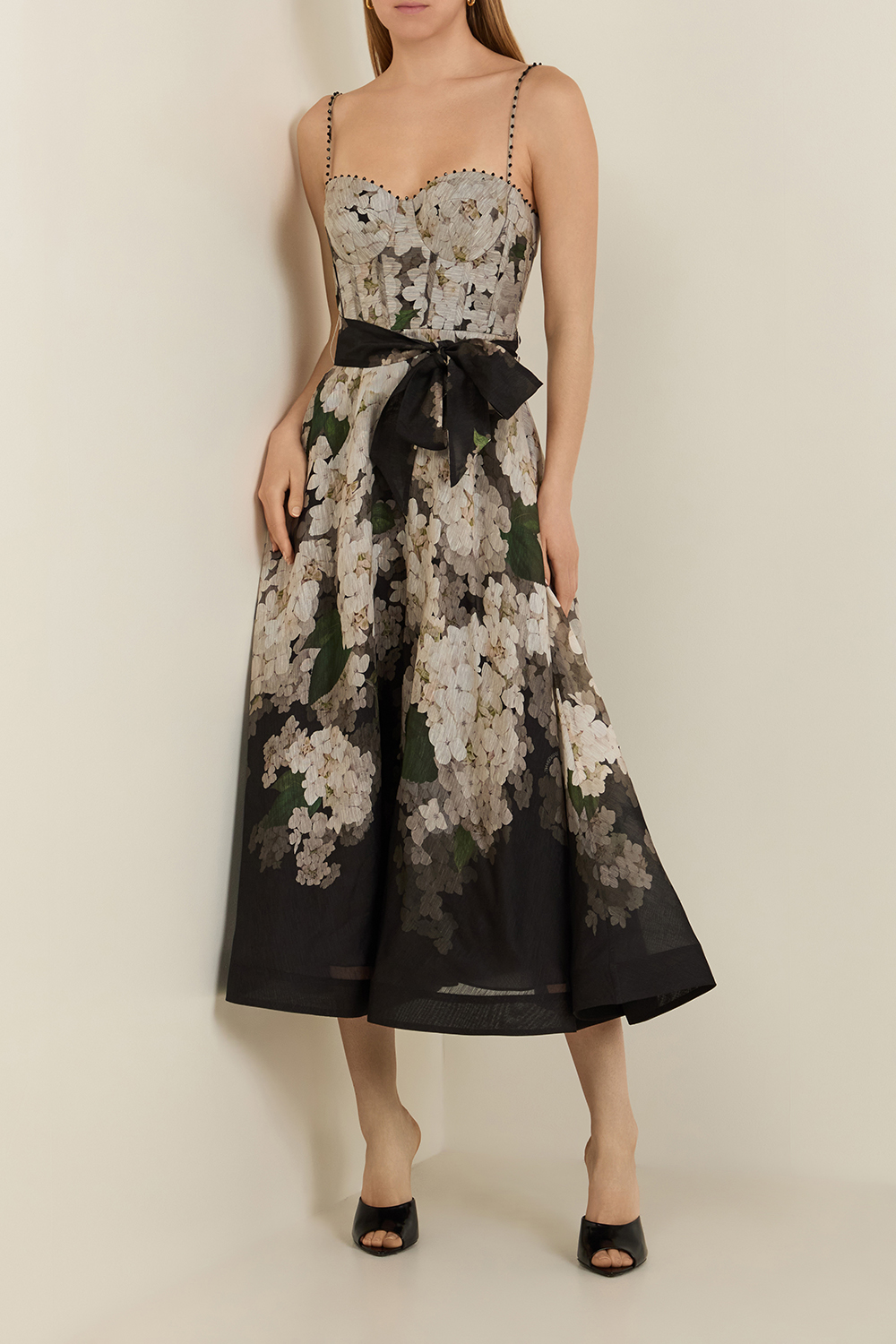 תמונת כל הלוק של שמלת משי ופשתן